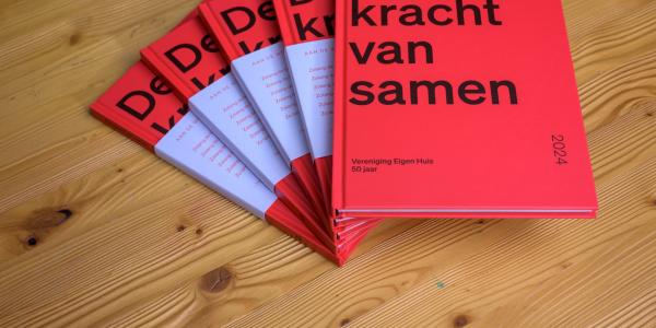 Stapel boeken van Vereniging Eigen Huis