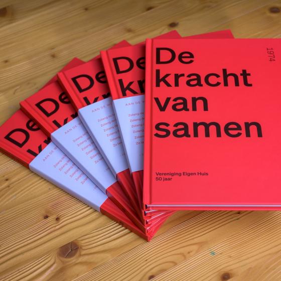Stapel boeken van Vereniging Eigen Huis